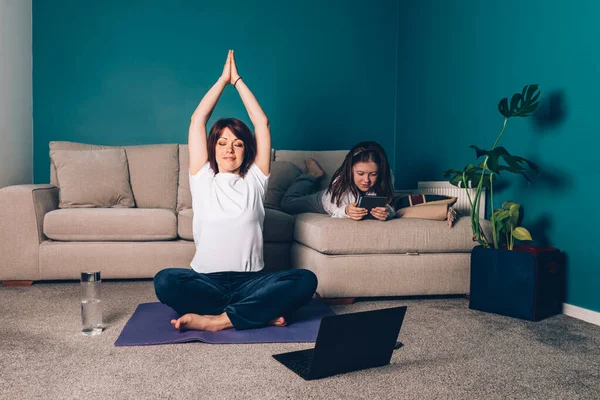 Vrouw Doet Online Yoga Met Laptop Tijdens Zelfisolatie Haar Woonkamer — Stockfoto