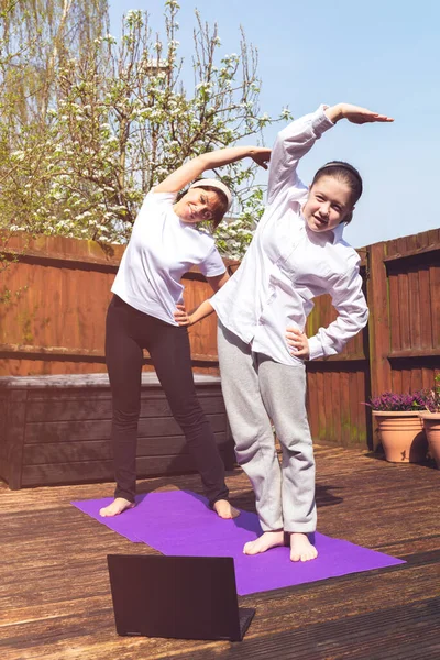 Happy Mother Daughter Están Haciendo Yoga Línea Con Portátil Durante — Foto de Stock