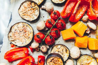 Kızarmış taze sebzeler.