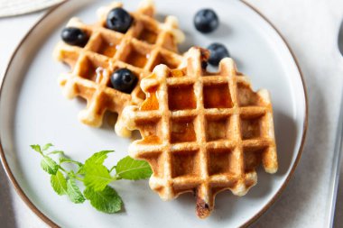 Çikolata parçalı vanilyalı waffle.