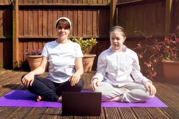 Happy Mother y Daughter están haciendo yoga — Foto de Stock