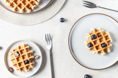 Çikolata parçalı vanilyalı waffle.