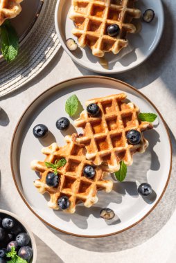 Çikolata parçalı vanilyalı waffle.