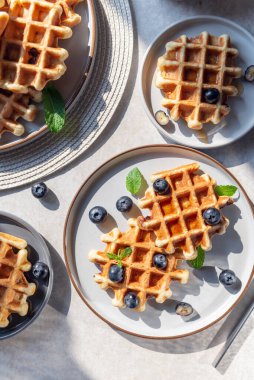 Çikolata parçalı vanilyalı waffle.