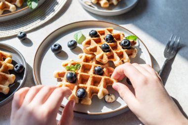 Çikolata parçalı vanilyalı waffle.