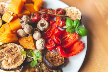 Kızarmış taze sebzeler.