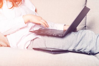 Okul çağındaki kız evde eğitim görüyor.