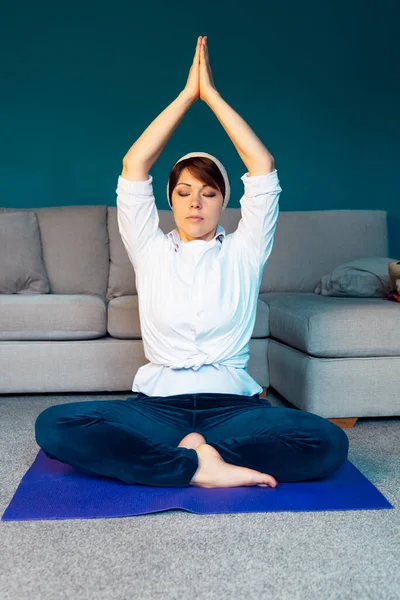 Mujer está haciendo yoga en línea — Foto de Stock