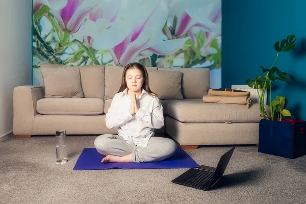 Adolescente chica está haciendo yoga en línea — Foto de Stock