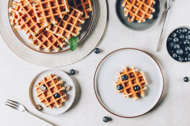 Çikolata parçalı vanilyalı waffle.