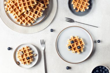 Çikolata parçalı vanilyalı waffle.