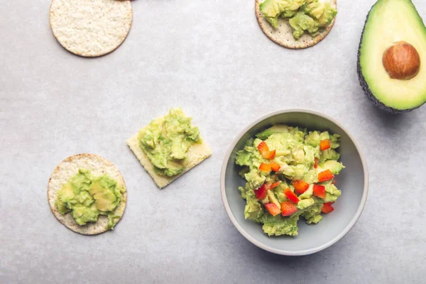 Friska glutenfria snacks med avokado — Stockfoto