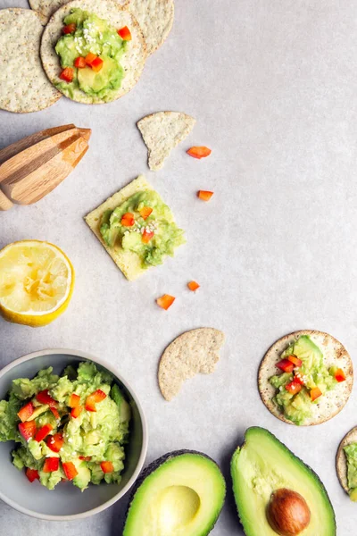 Friska glutenfria snacks med avokado — Stockfoto
