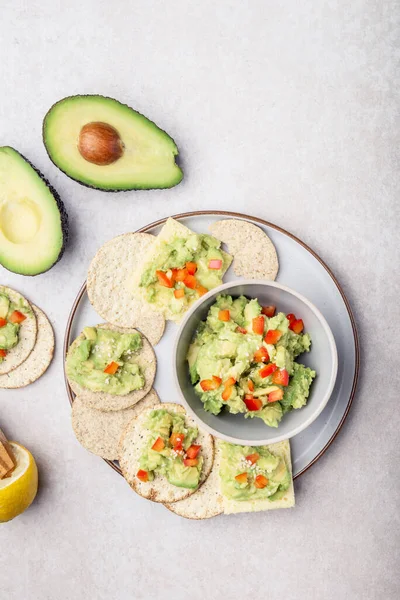 Friska glutenfria snacks med avokado — Stockfoto