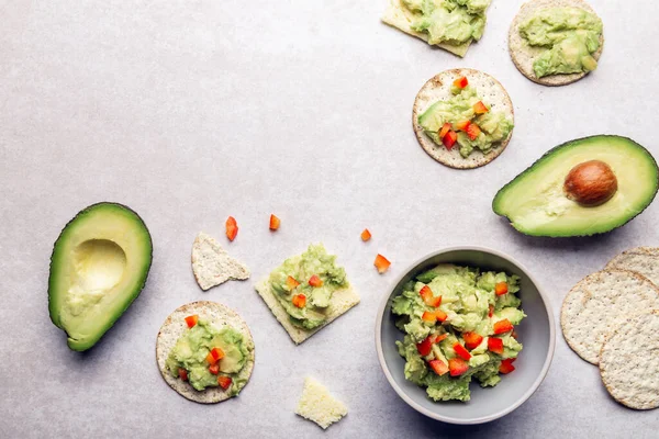 Friska glutenfria snacks med avokado — Stockfoto