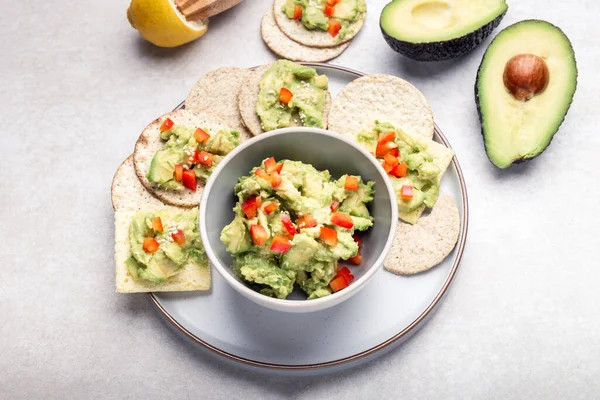 Friska glutenfria snacks med avokado — Stockfoto