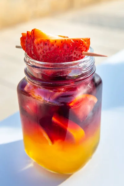 Sangria fria ou soco com frutas — Fotografia de Stock