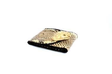 M-cüzdan yılan derisi üzerinde izole