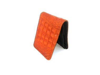 Kahverengi cüzdan timsah derisi üzerinde izole