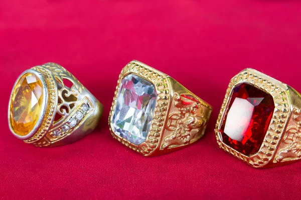 붉은 옷감에 다이아몬드 반지 — 스톡 사진