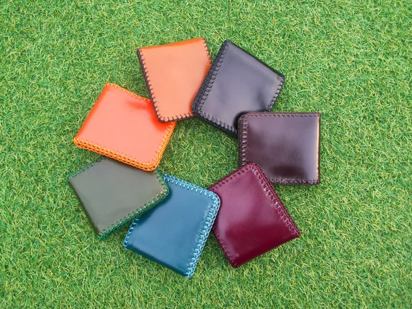 芝生の上のグループの財布 — ストック写真