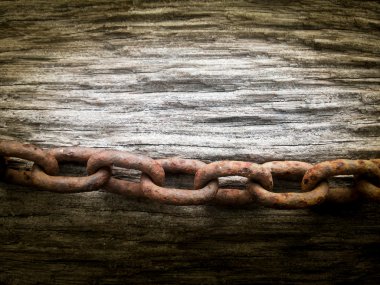 ahşap arka plan üzerinde paslanmış zinciri