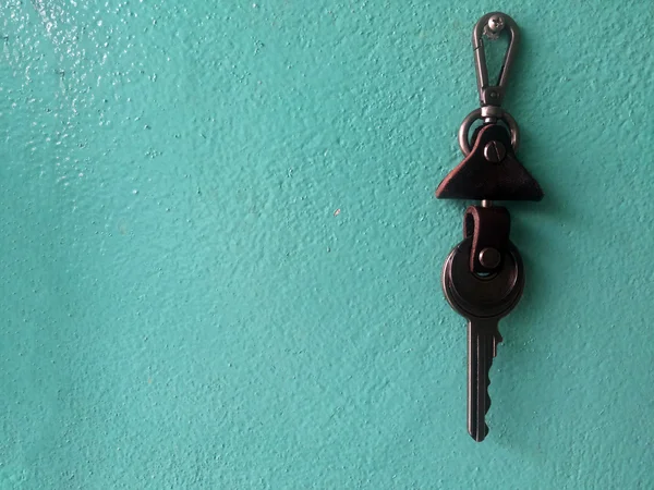 钥匙链皮革绿墙混凝土 — 图库照片