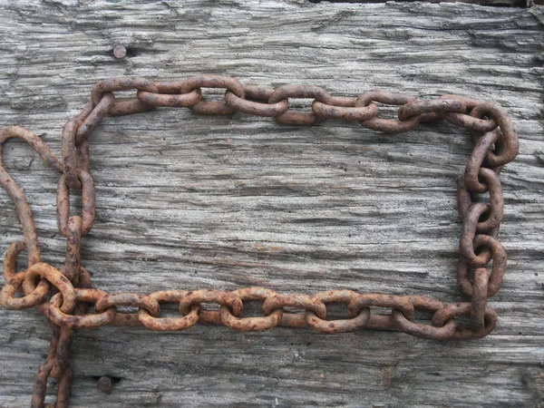 木製の背景にさびた鎖 — ストック写真