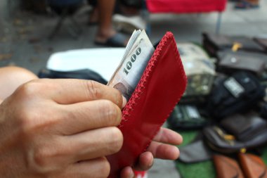 Cüzdan ödeme için banknot toplama el