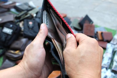 Cüzdan ödeme için banknot toplama el