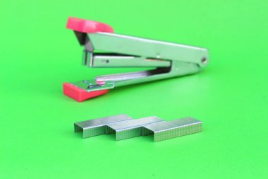 izole yeşil üzerinde zımba