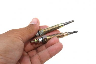 Elini tut kirli yakıt enjektör motoru