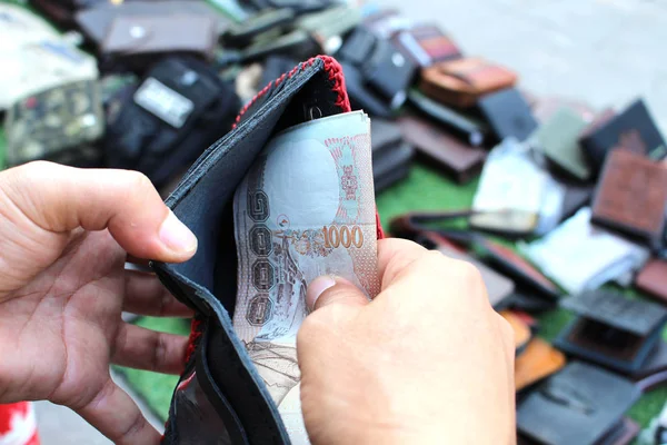 Cüzdan ödeme için banknot toplama el