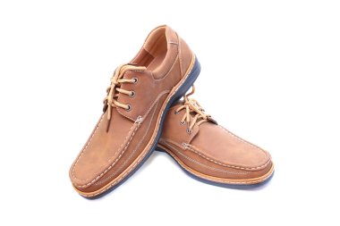 İzole üzerinde siyah deri ayakkabı