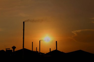 Sunset Bulvarında bir fabrika çatı