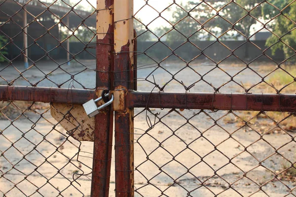 Anahtarlık kilitli kapı