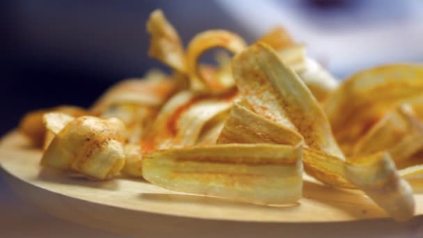 Banana chips on a wooden plate — Stock Video