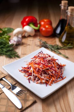 elma, havuç ve pancar salatası ile beyaz yemek