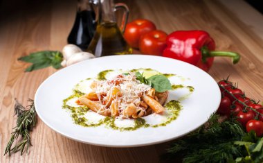 Beyaz tabak spagetti parmesan peyniri yağmurlama ile