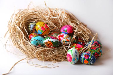 Paskalya yumurtaları. Yumurta kuru otların arasında yalan