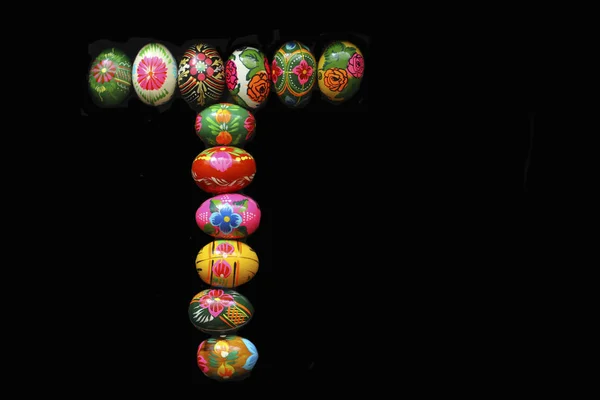 Une des lettres du mot "Pâques". Les lettres sont faites d'œufs de Pâques — Photo