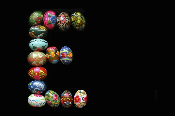 Uma das letras da palavra "Páscoa". Cartas são feitas de ovos de Páscoa — Fotografia de Stock