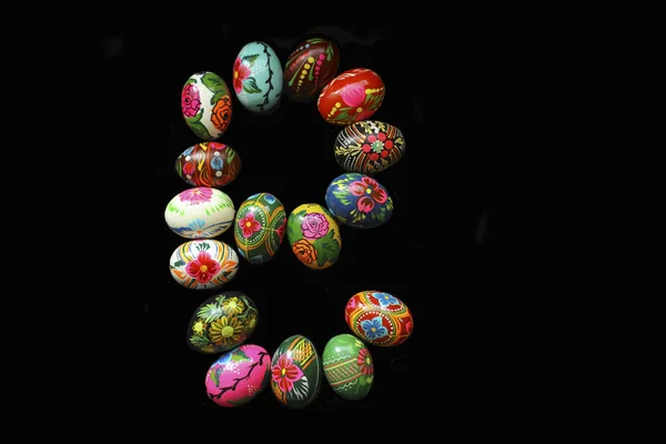 Une des lettres du mot "Pâques". Les lettres sont faites d'œufs de Pâques — Photo