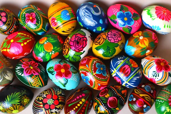 Багато великодніх яєць, різні кольори, з різними візерунками — стокове фото
