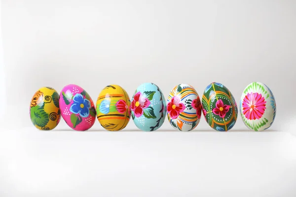 Пасхальные яйца расположены в ряд — стоковое фото