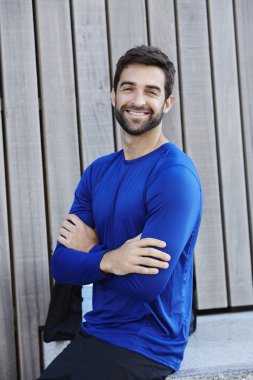 yakışıklı gülen adam