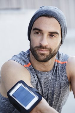 Adam akıllı telefon ile spor giyim