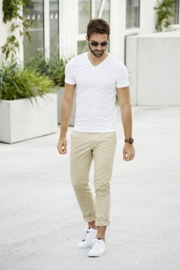 Raslantı yürüyüş giyinmiş adam