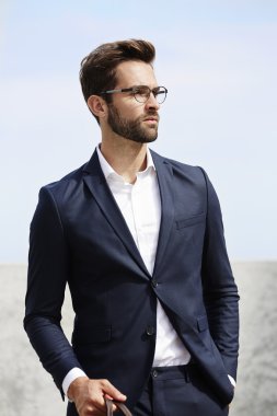 Yakışıklı ciddi sakallı işadamı