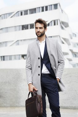 Evrak çantası ile sakallı işadamı